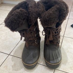 LIKE NEW KHOMBU winter boots!! So warm! Only worn once! Just too big for me